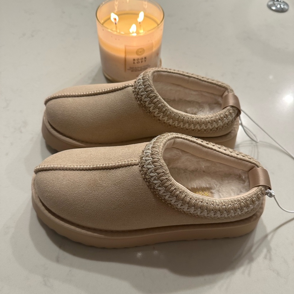Altar’d State cloud women slippers 
Size 6